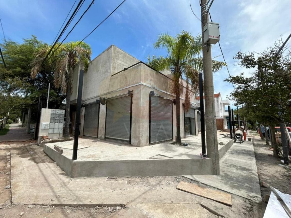 Local comercial frente a Clínica Vélez Sársfield